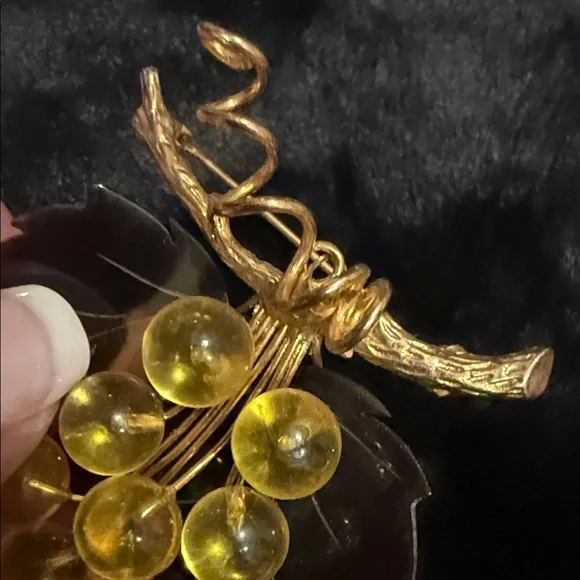 Vintage Amber Apple Juice Lucite Grape Vine Cluster Brooch - Picture 4 of 10